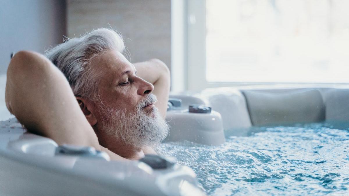 Una piscina con asientos para instalar en el jardín de tu casa