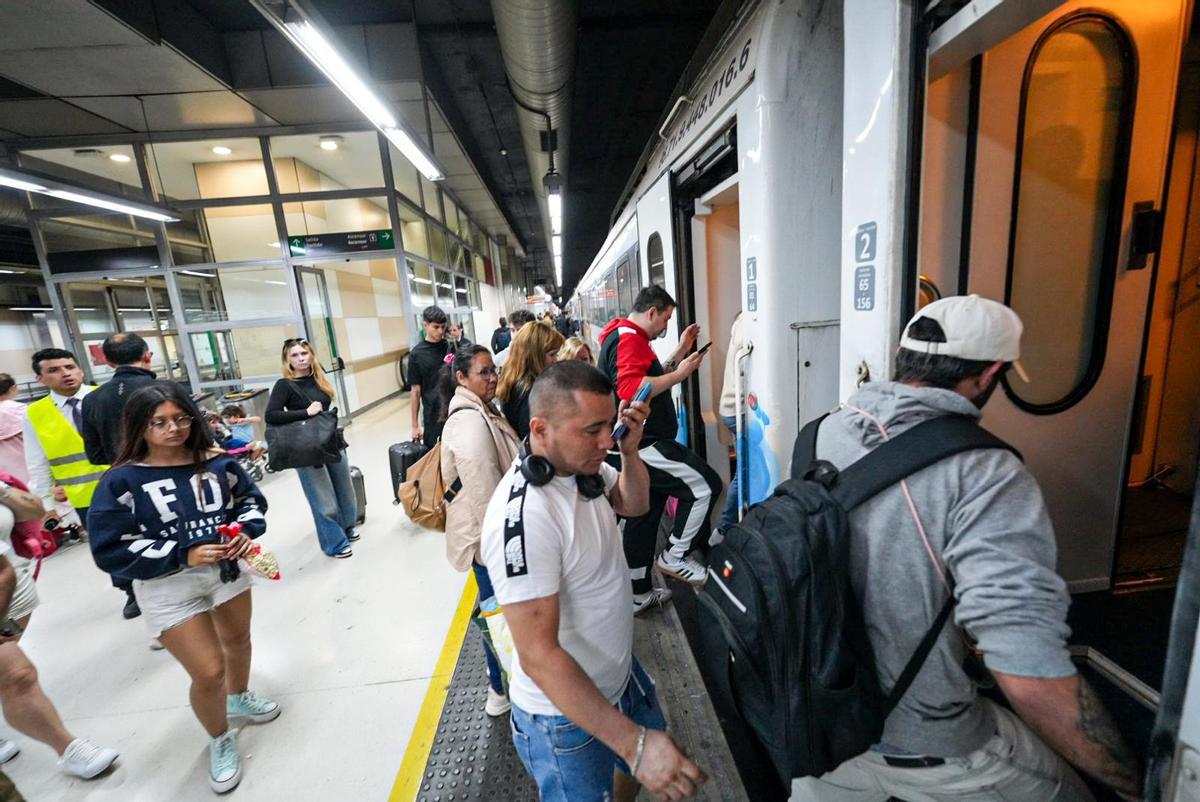Caos en la estación de Sants tras la paralización del tráfico de Rodalies debido a un robo de cobre