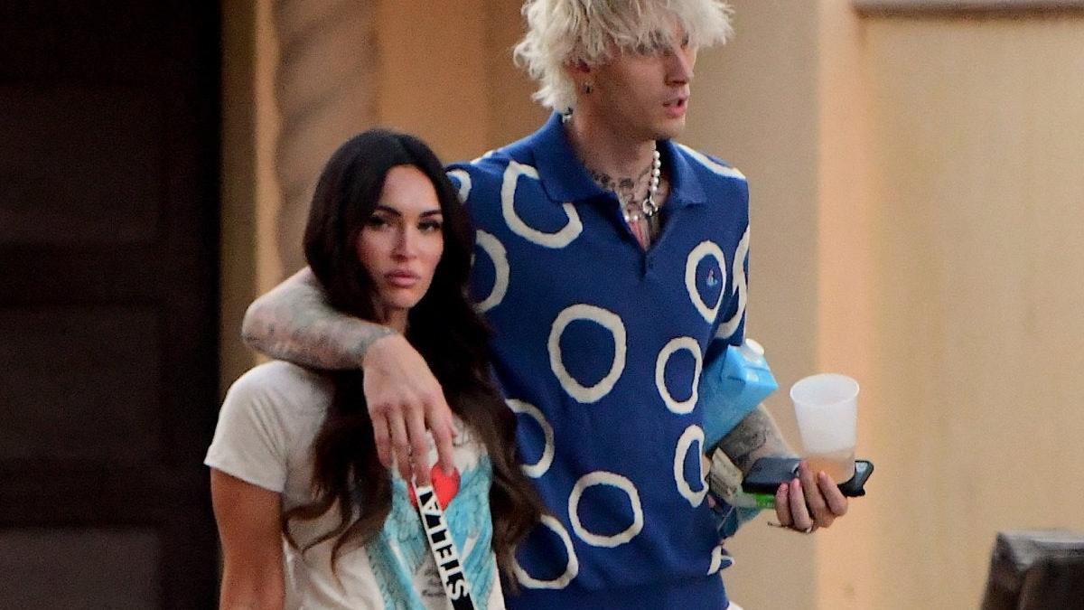 Megan Fox y Machine Gun Kelly están prometidos... Y para celebrarlo, ¡chupito de sangre!