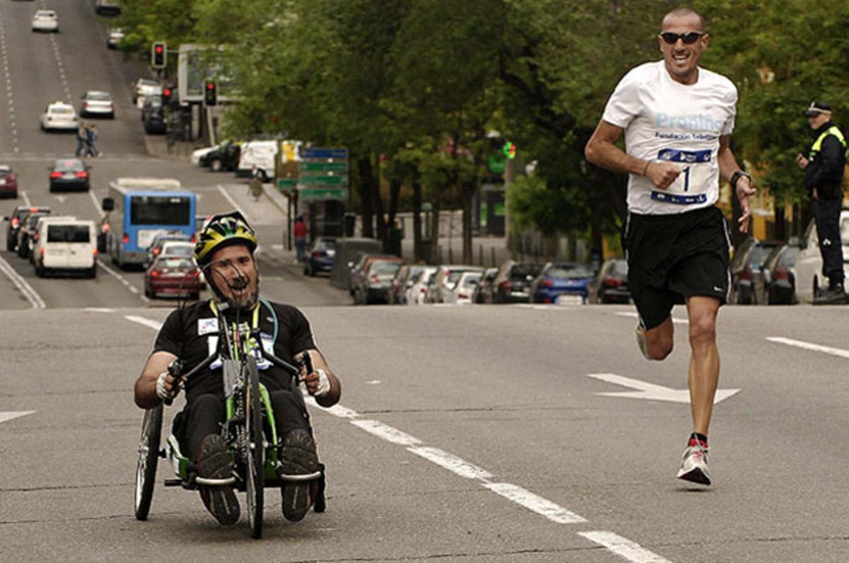 L’atleta Chema Martínez (dreta), amb Miguel Ángel Letón, vencedor en categoria de cadires de rodes en la cinquena edició de la Carrera per la Integració, a Madrid.