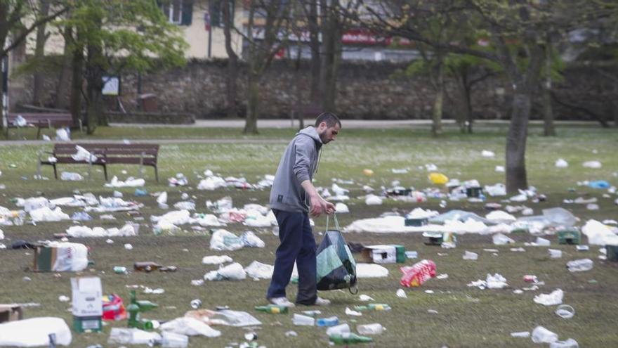 Residuos en el parque de Ferrera después de la Comida en la Calle de Avilés.