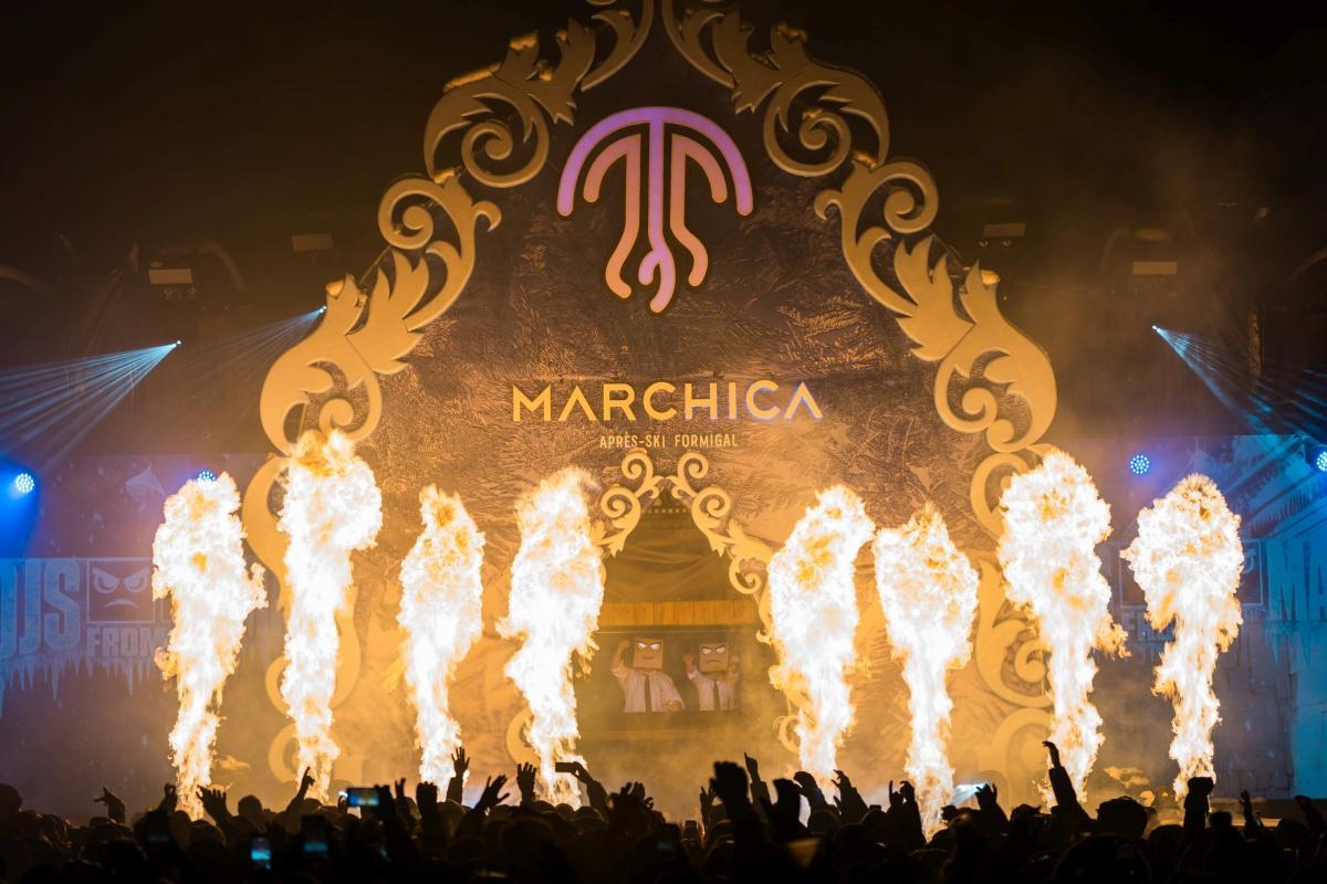 La fiesta se celebró bajo una intensa nevada.