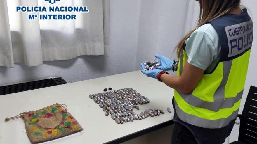 La Policía interviene 126 bellotas de hachís en Alicante.