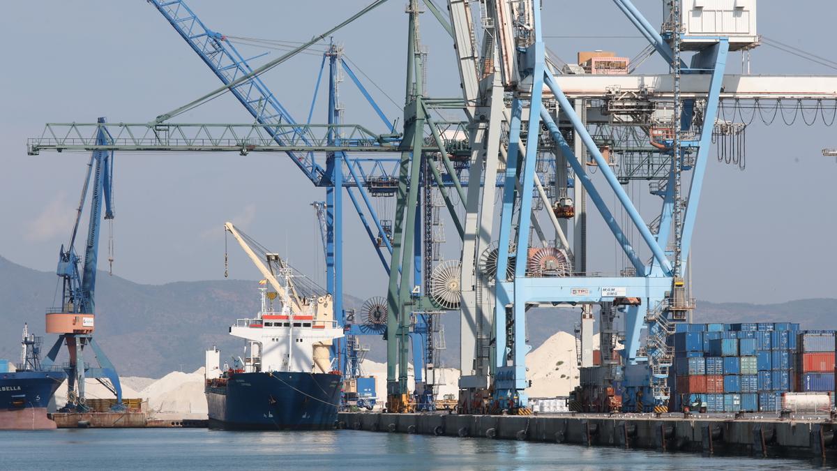 Actividad logística en PortCastelló.