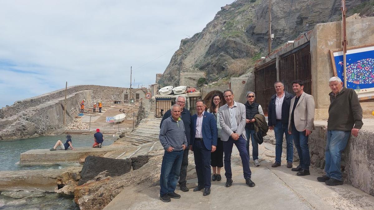 Las autoridades del Govern y del Ayuntamiento, este viernes en el puerto de Banyalbufar.