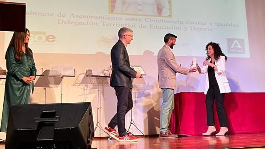 Entrega del premio a Rosa Torres.
