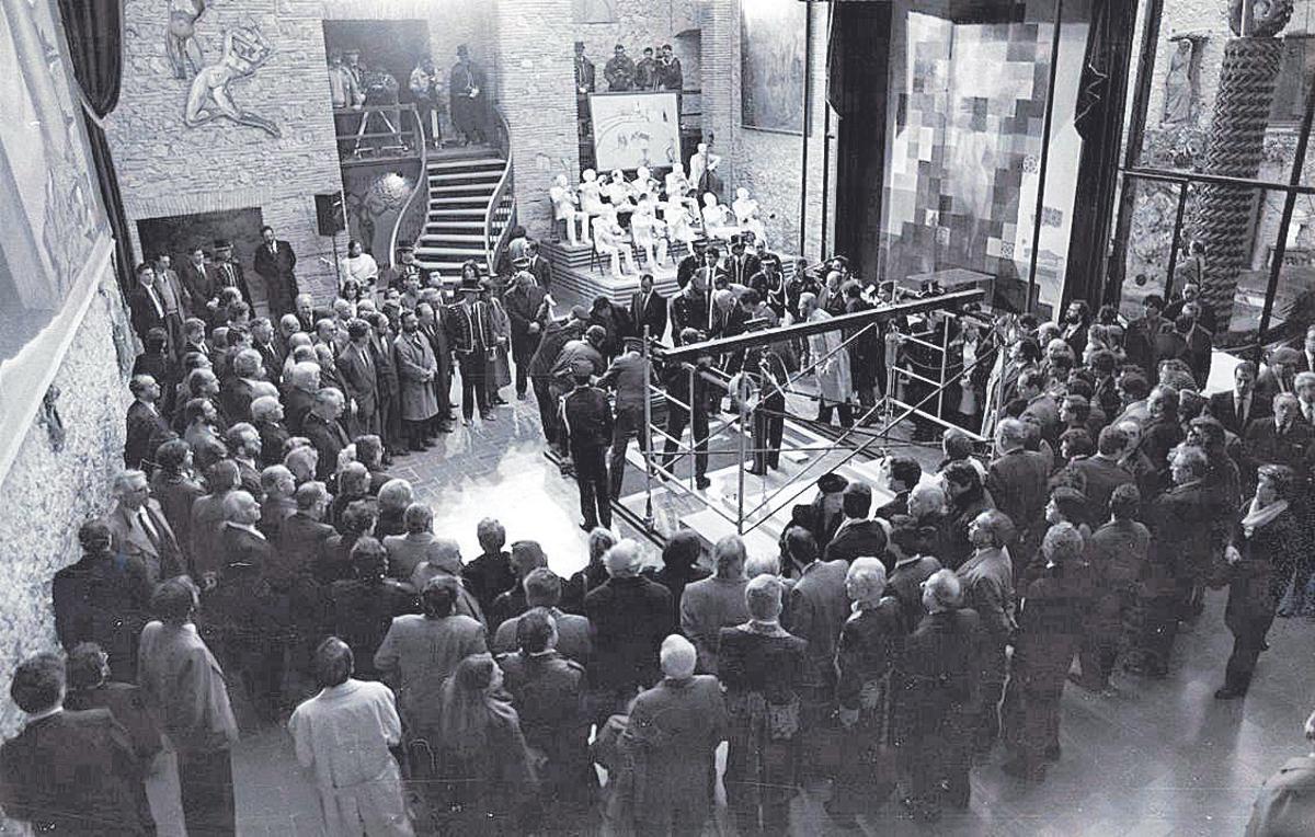 La cerimònia d’enterrament de l’artista, sota la cúpula del Teatre-Museu de Figueres, el 25 de gener de fa 35 anys.