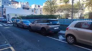¿Puede multarte la DGT por aparcar el coche en dirección contraria?