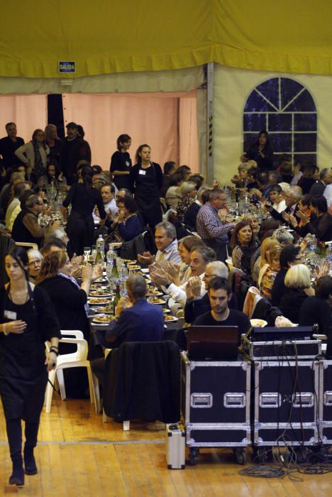 L''envelat de la plaça Miquel de Palol va acollir un any més el sopar popular