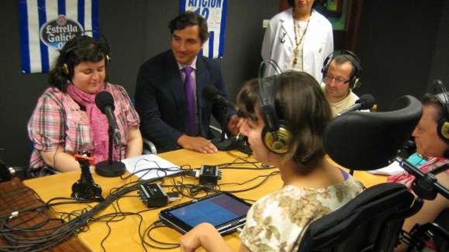 El alcalde, ayer, durante el programa la Radio de los Gatos. / la opinión