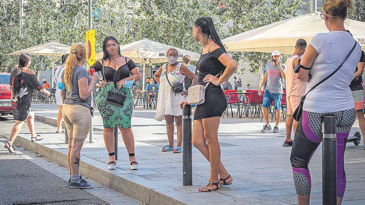 Prostitutas a la espera de clientes en el centro de Barcelona