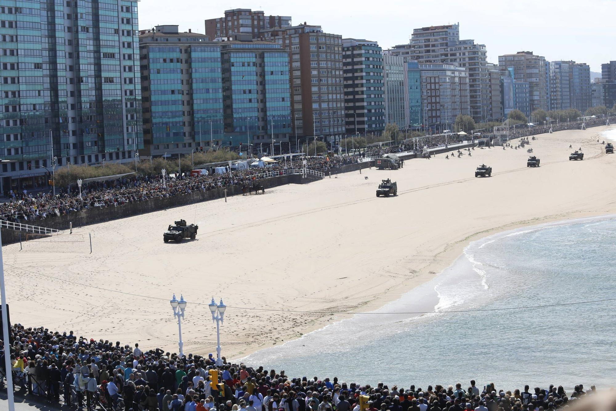 EN IMÁGENES: Así fue la revista naval  del Rey Felipe VI y la exhibición aérea en Gijón por el Día de las Fuerzas Armadas