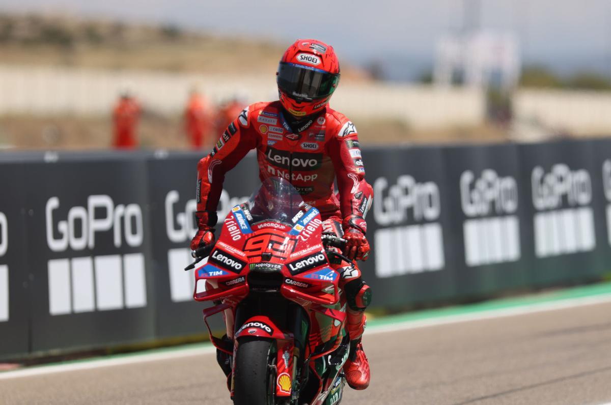 Marc Márquez pasando la línea de meta Marc Márquez pasando la línea de meta