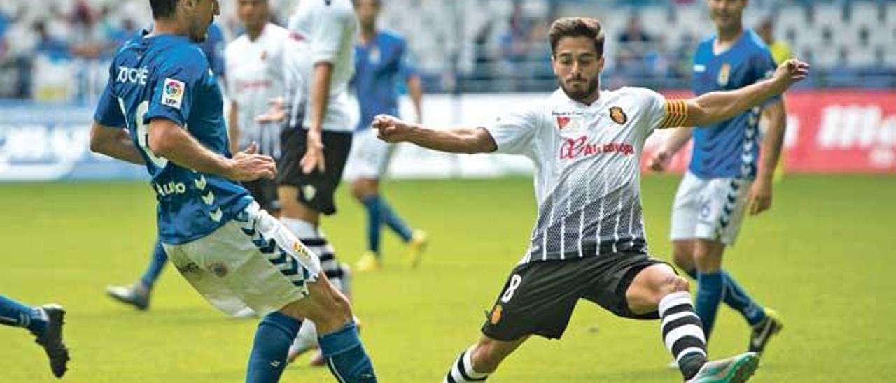 Javi Ros disputa el balón con el ovetense Toché, autor del otro gol del partido.