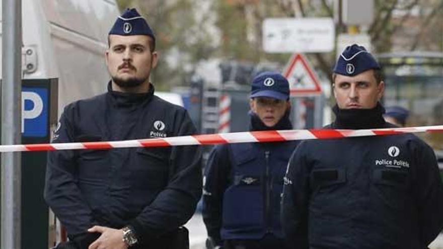 Dos policías, durante el operativo en Bruselas.