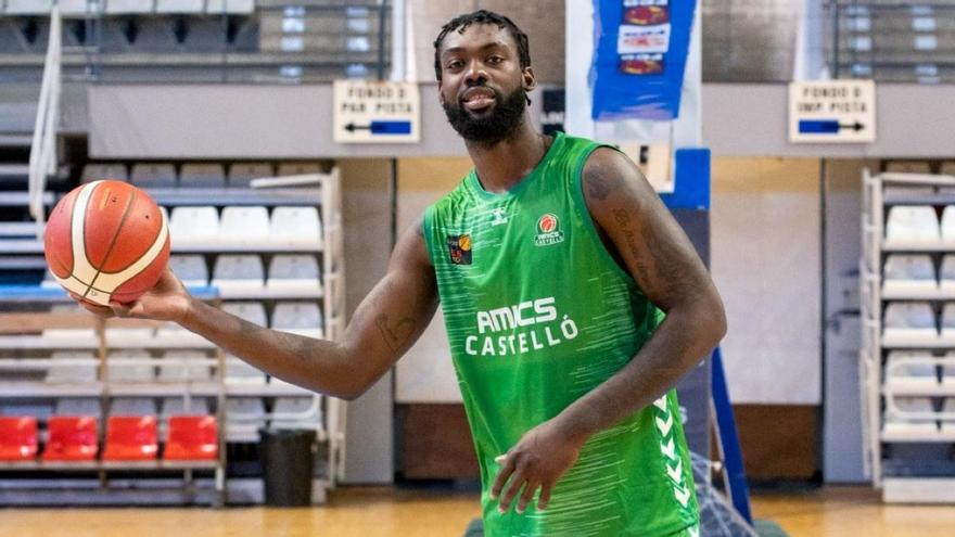 La historia de Viny Okouo (Amics), el jugador que empezó a jugar a baloncesto haciendo mates