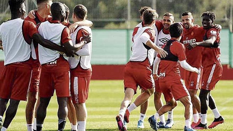 Los jugadores del Mallorca, durante un ejercicio en Son Bibiloni.