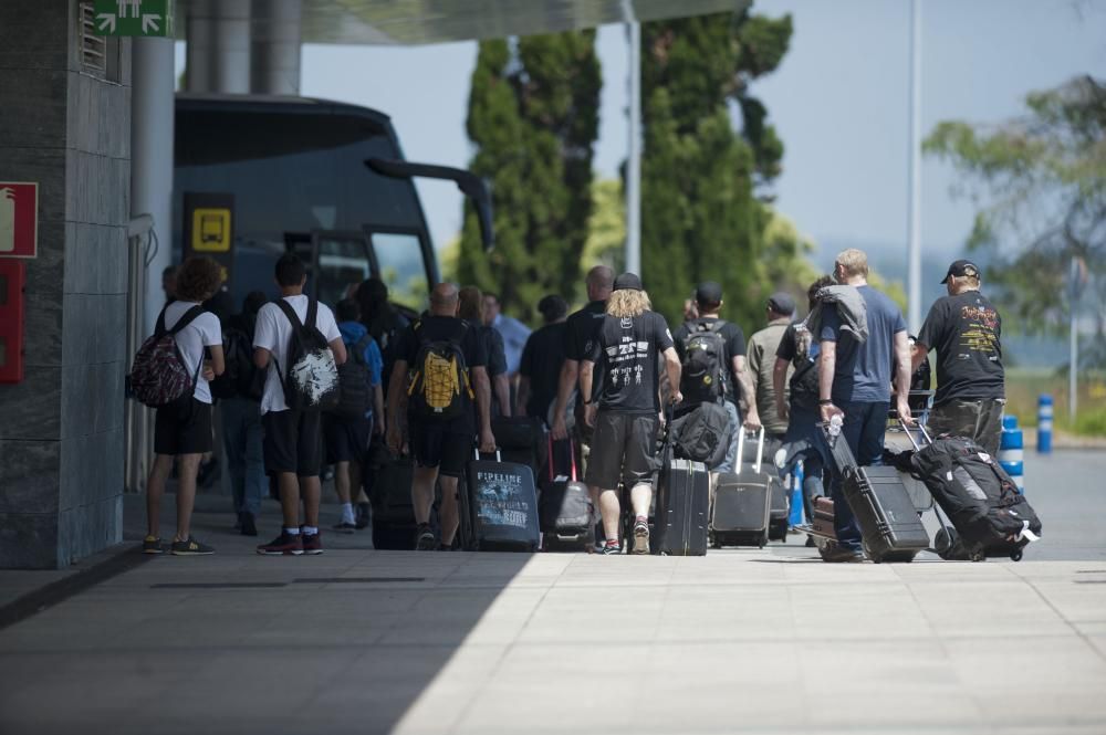 Parte del equipo de Iron Maiden llega a Alvedro