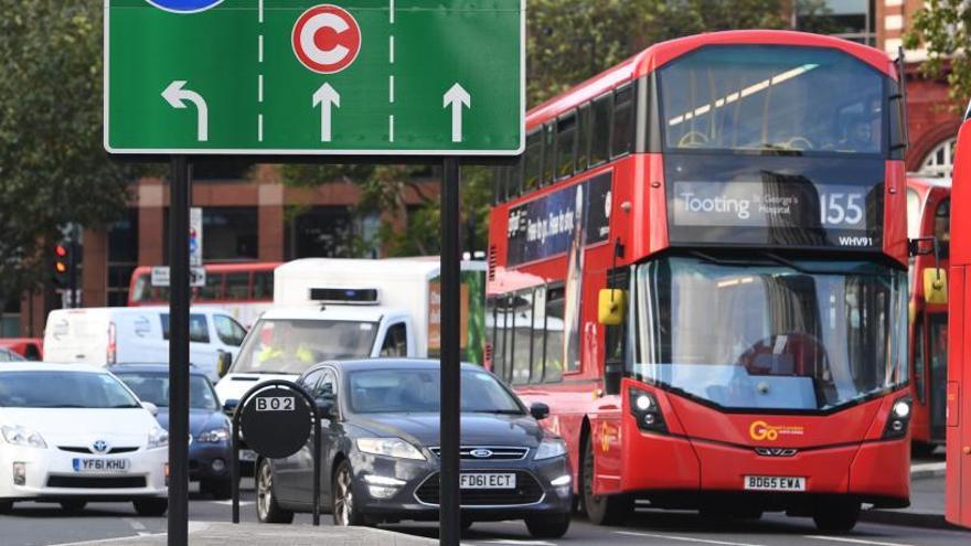 Londres implanta un peaje a los coches contaminantes