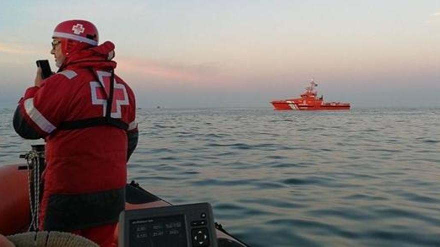 Tretze embarcacions cerquen els dos mariners desapareguts a Barcelona