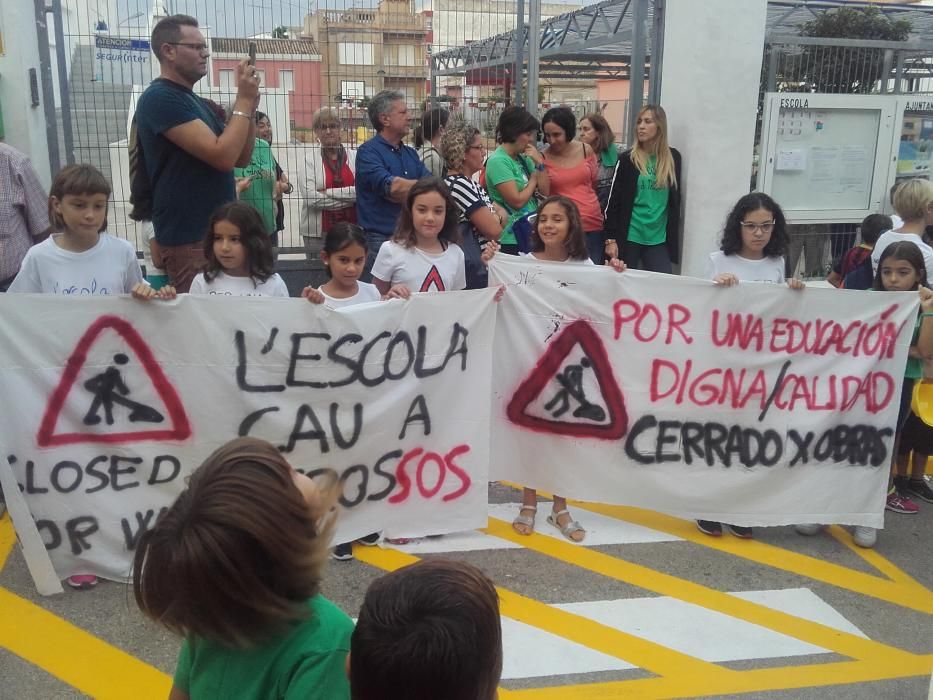 Protesta por el mal estado del colegio de la Font d'en Carròs