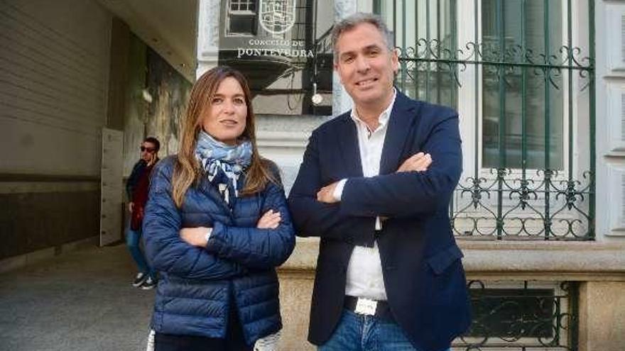 Pepa Pardo, número dos del PP local, y Rafael Domínguez. // R. V.