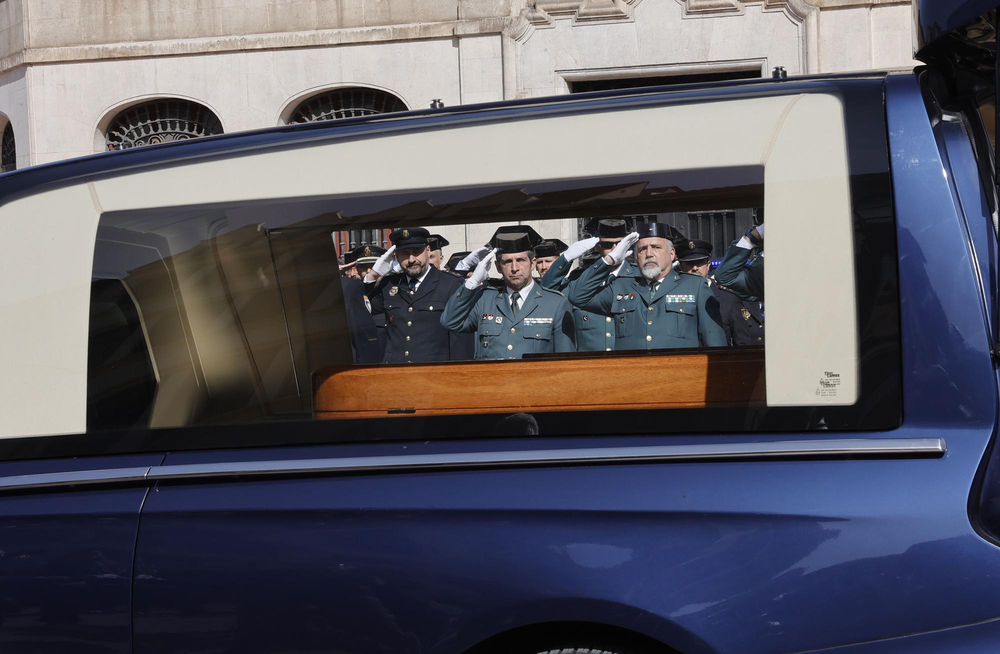 En imágenes: funeral en la catedral de Oviedo del guardia civil que evitó una masacre ciclista en Pravia