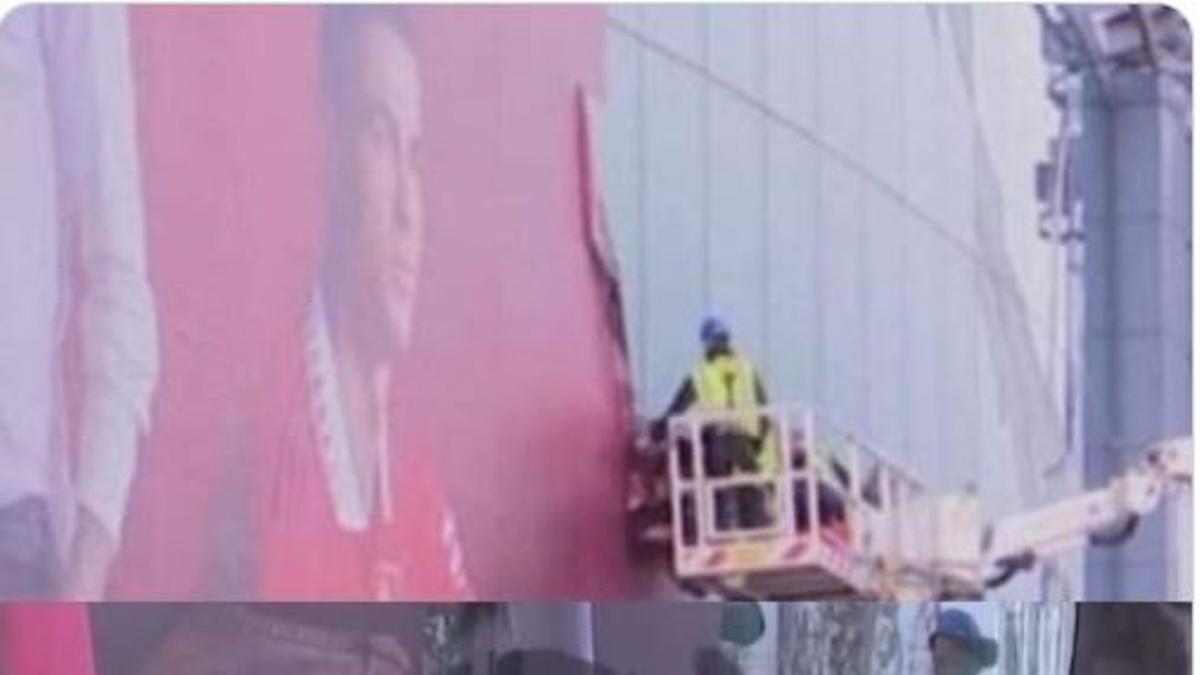 Operarios del Manchester United retirando la imagen de Cristiano Ronaldo de Old Trafford