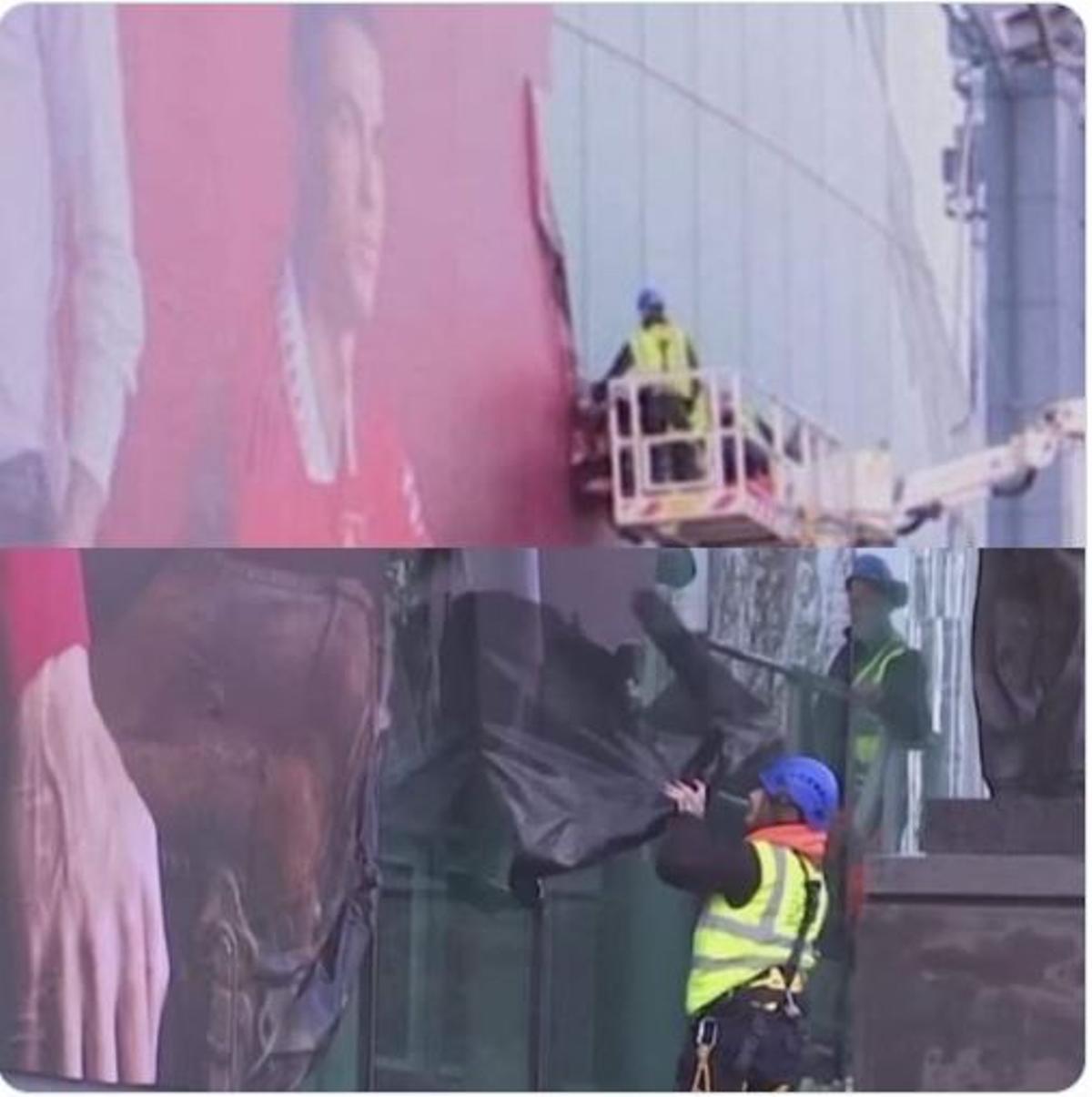Operarios del Manchester United retirando la imagen de Cristiano Ronaldo de Old Trafford
