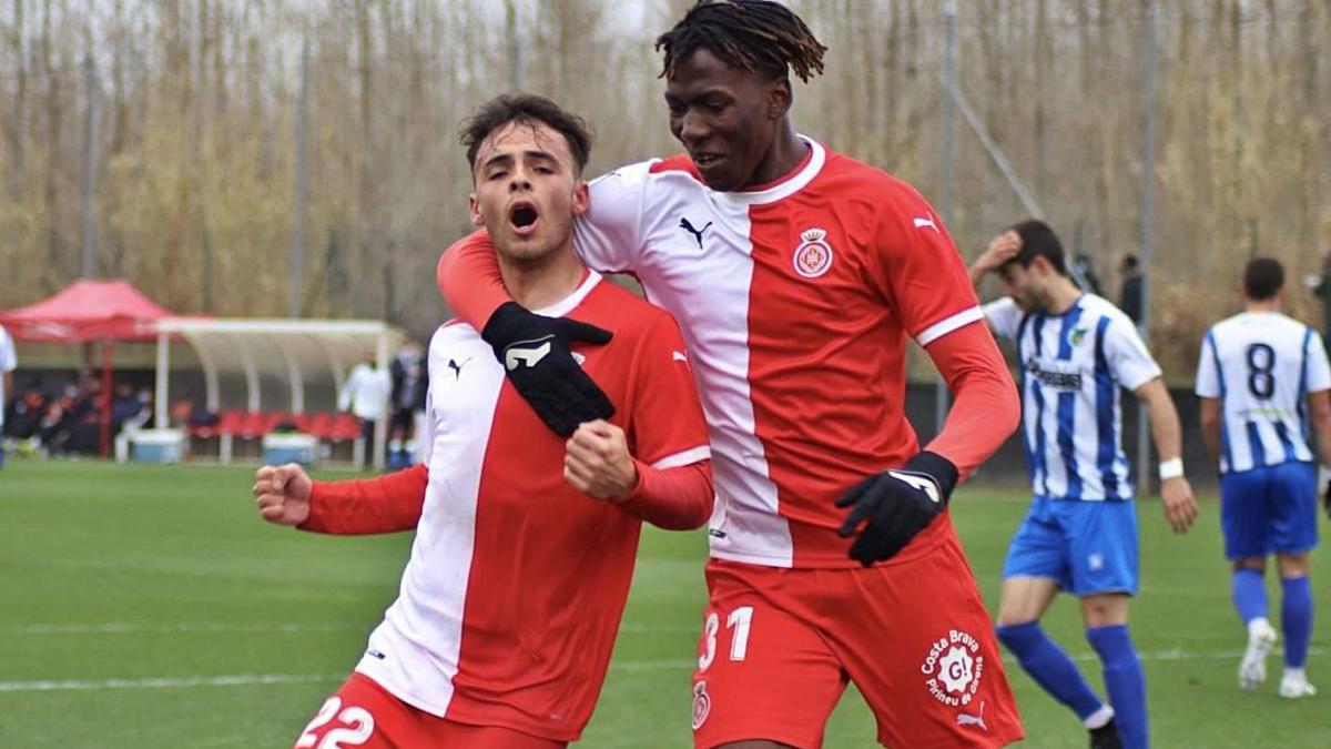 Gonpi i Dawda celebrant el primer gol del Girona B.