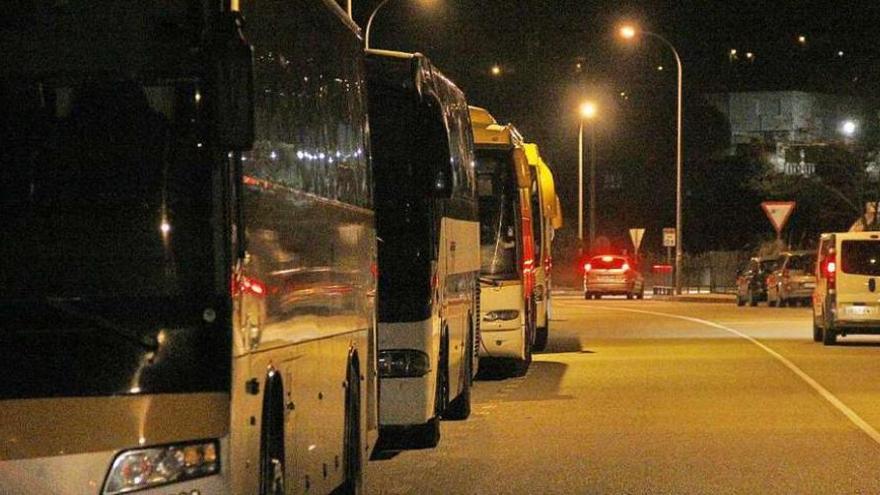 Autobuses de Monbus estacionados en el vial de A Rúa, de acceso al corredor, en Cangas. // Santos A.