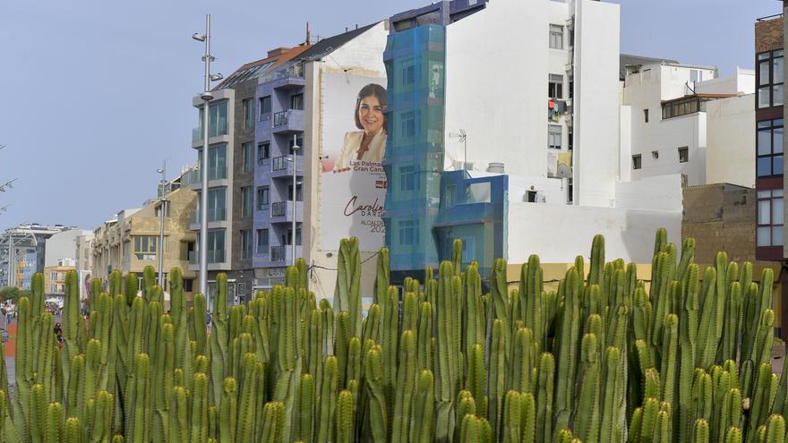 Los defensores del paisaje afean a los partidos las vallas políticas en Las Canteras