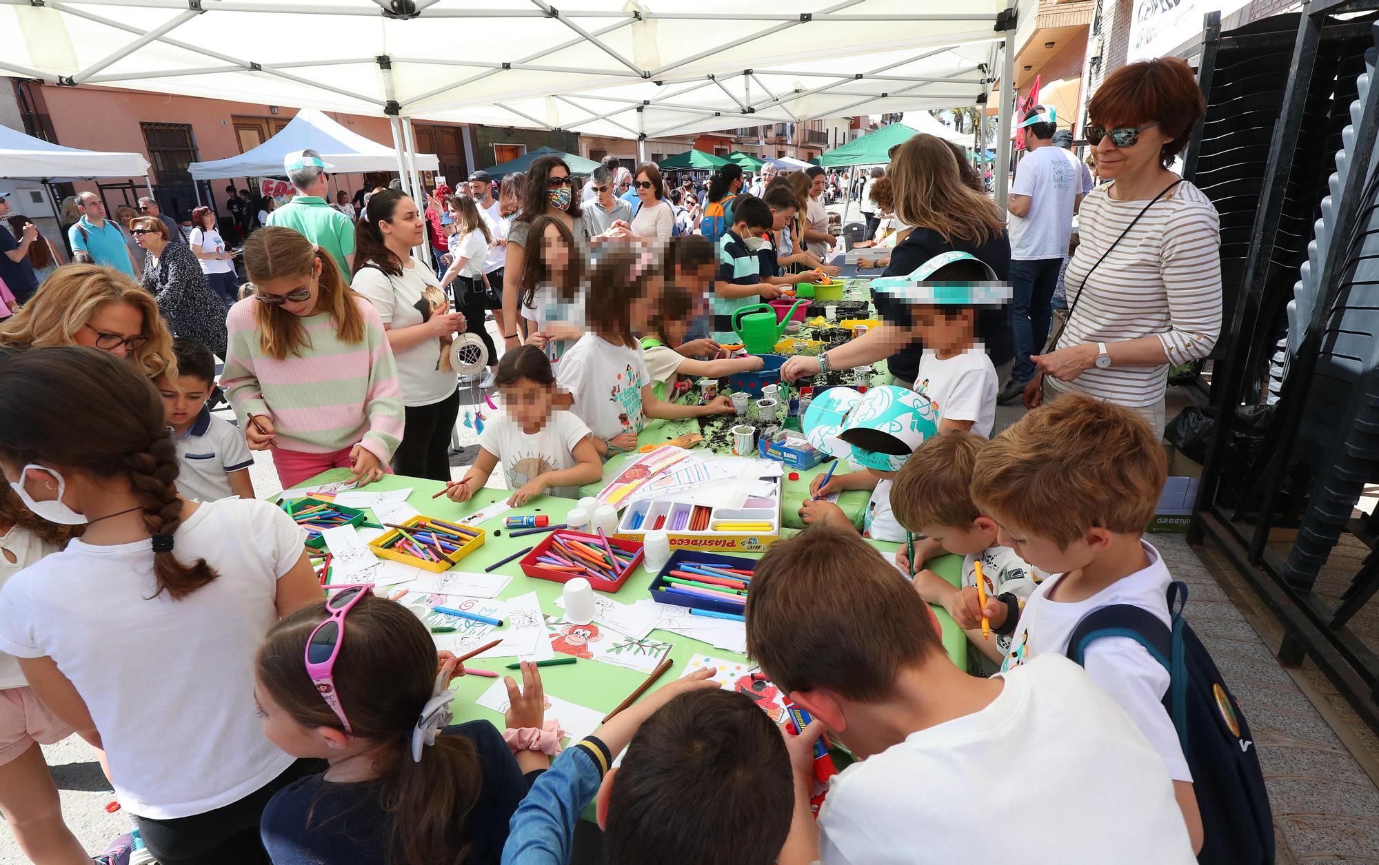 Miles de niños y sus familias viven la fiesta por la lengua en les trobades de Rafelbunyol y Almenara