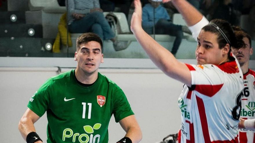 Sergio Torío lanza a portería con su último club. | Balonmano Sagunto
