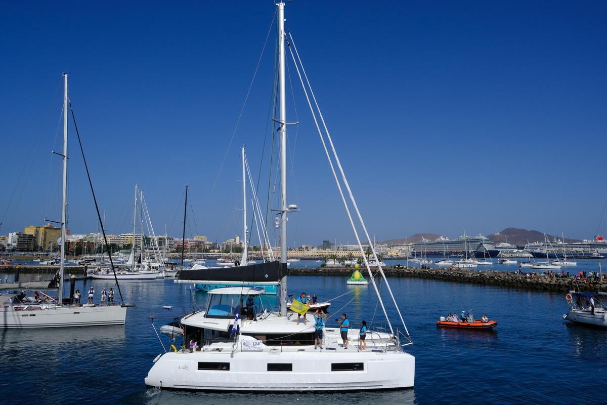 El 'Keepsailing', un catamarán que se alquila para travesías largas, en su salida de la ARC