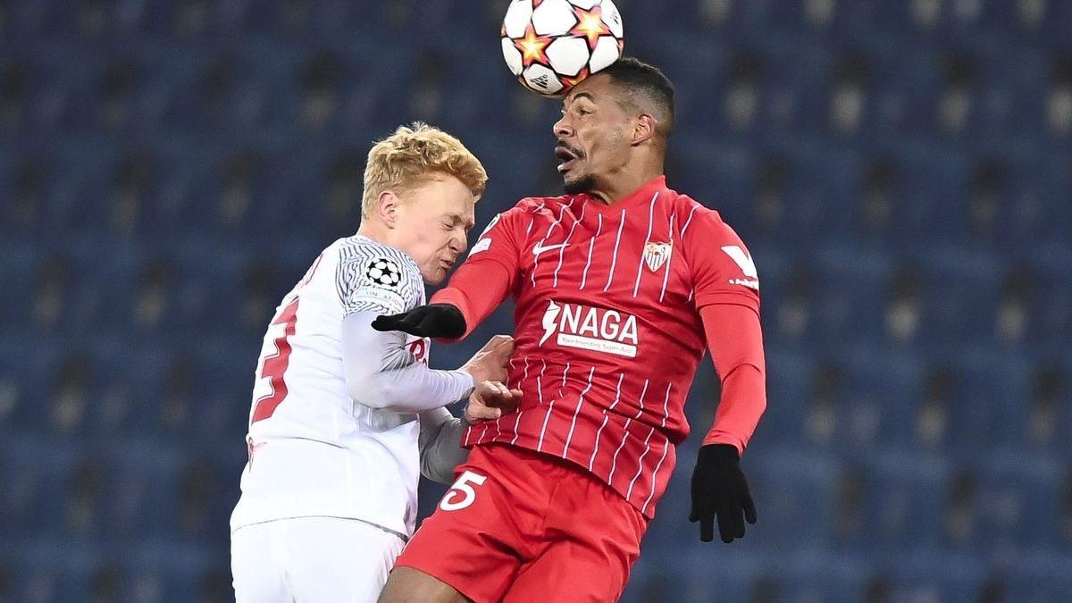 El sevillista Fernando disputa un balón aéreo en el partido ante el Salzburgo.