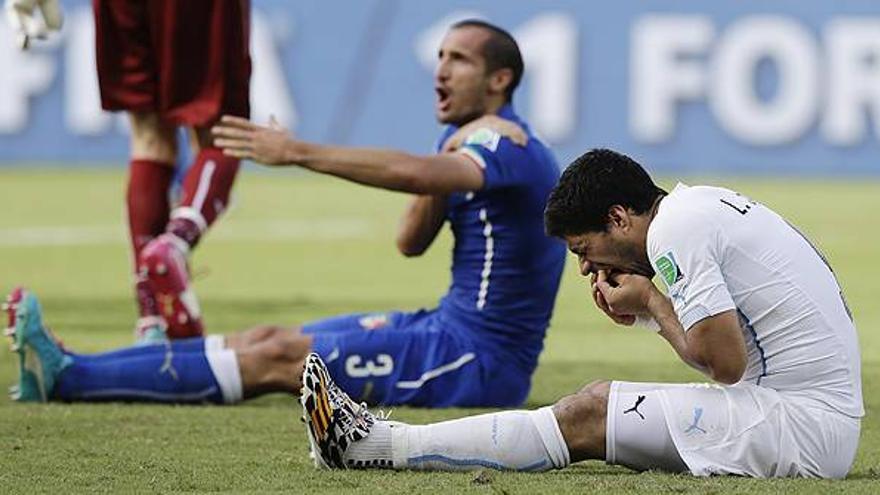 Chiellini, acusado de fingir el mordisco de Suárez