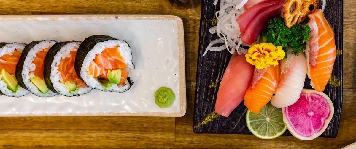 Sushi y otras delicias de comida japonesa en el puesto de mercado de Hiwakaya Sushi Fusion