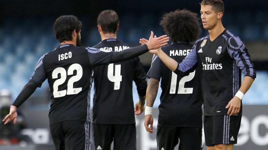 Los madridistas celebran uno de sus cuatro tantos ante el Celta.