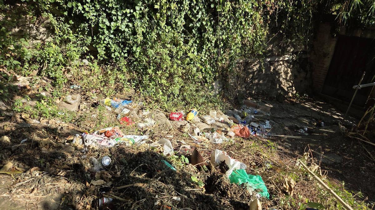 Deixalles abocades i acumulades en un punt del camí entre la Rasa dels Molins i la Ronda Moreta