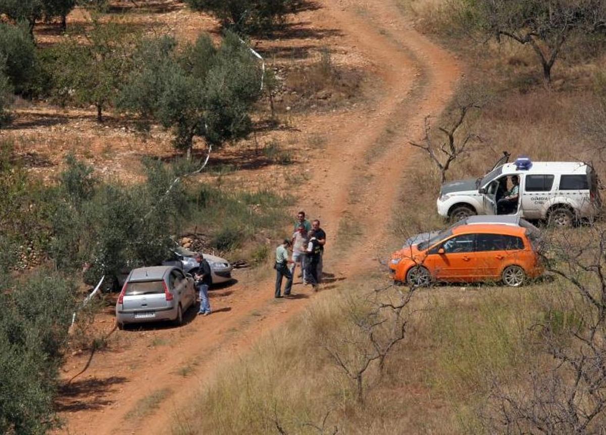La Guardia Civil, en les Coves de Vinromà cerca de la zona acordonada donde ocurrió la explosión en 2007.