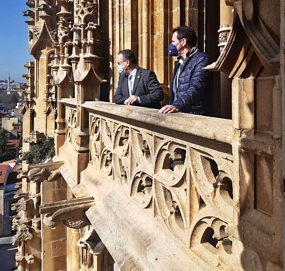 Alfredo García Quintana y Javier Cuesta, ayer, en la torre. | LNE