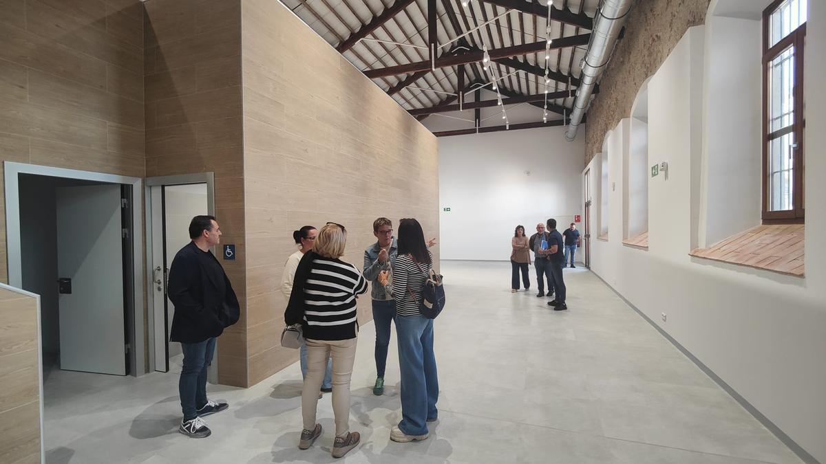 Los vecinos y las vecinas de l'Alcora ha podido conocer el interior de la futura biblioteca municipal.
