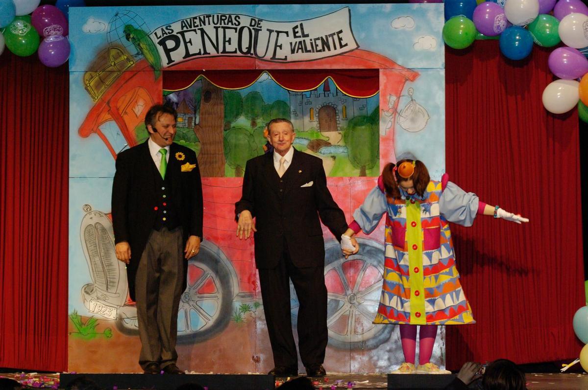 En el centro Miguel Pino, junto al Señor Pino y a Tina Madrina