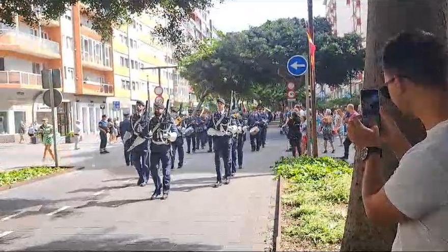 Izado de bandera y desfile en la plaza de España de Las Palmas de Gran Canaria
