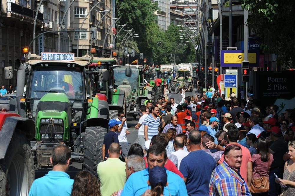 La Gran Vía de Murcia, paralizada por los agricultores