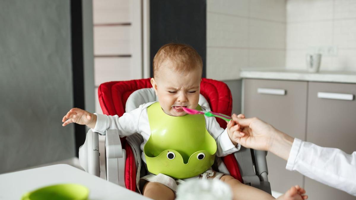 Un bebé comiendo en la trona