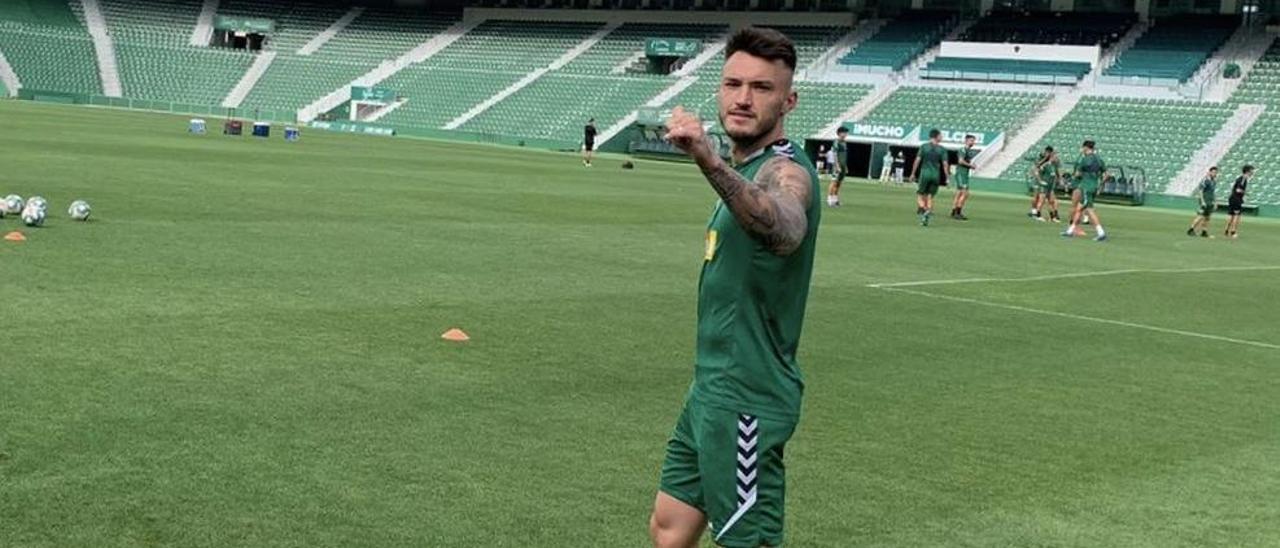 Josan, con sus compañeros al fondo, ayer, durante el entrenamiento en el Martínez Valero.