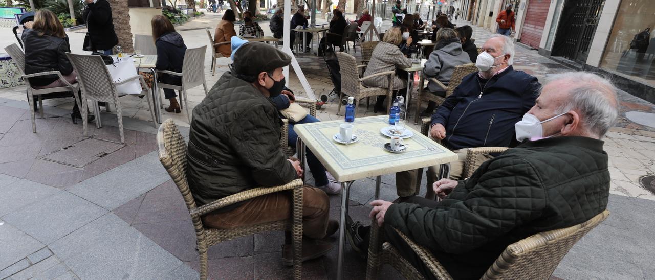 Clientes en una terraza de la Explanada guardando las medidas de prevención frente al covid