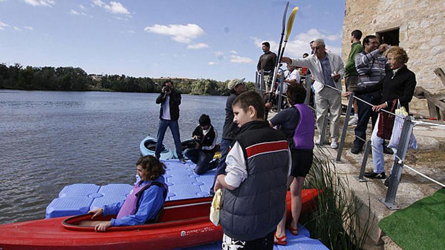 Integrantes de la Fundación También comienzan su ruta en kayak.